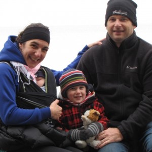 Alexandra Boileau, en compagnie de son conjoint Daniel et de leurs ses fils Jérôme (5 mois) et Raphaël (2 ans).
