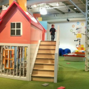 Éliott s'amuse en découvrant l'exposition destinée aux 4 à 7 ans, au Centre des sciences de Montréal.