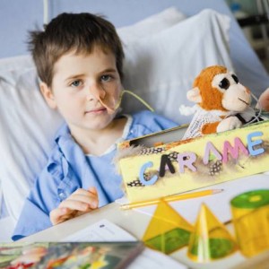 Raphaël, 6 ans, dans sa chambre à Sainte-Justine. Il se porte mieux aujourd’hui. Crédit: Marie-Josée Legault